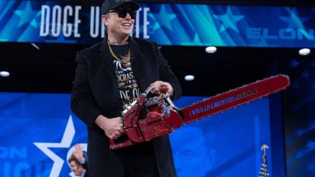 Elon Musk, CEO de Tesla y SpaceX, sostiene una motosierra durante un discurso.
