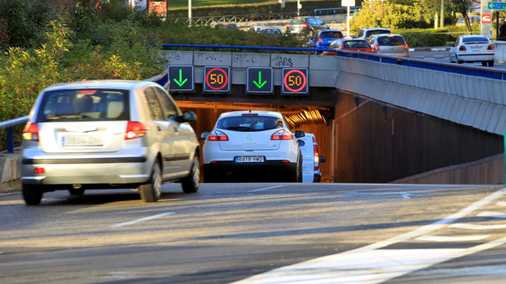 Entrada a un túnel con radar en Madrid.