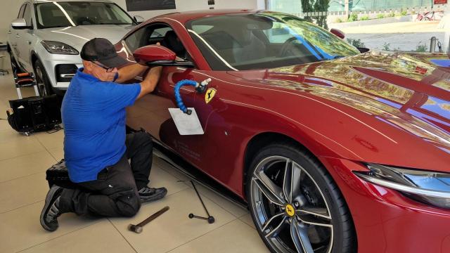 Paco Romero arreglando un Ferrari.