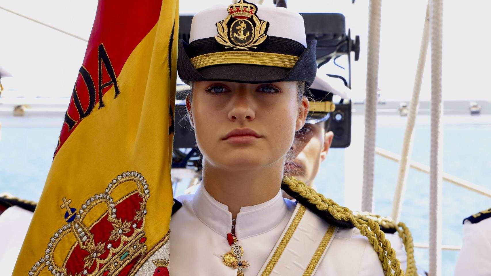 Leonor estrena el uniforme de gala de la Marina en Uruguay: su relevante papel en la jura de bandera a bordo de Elcano