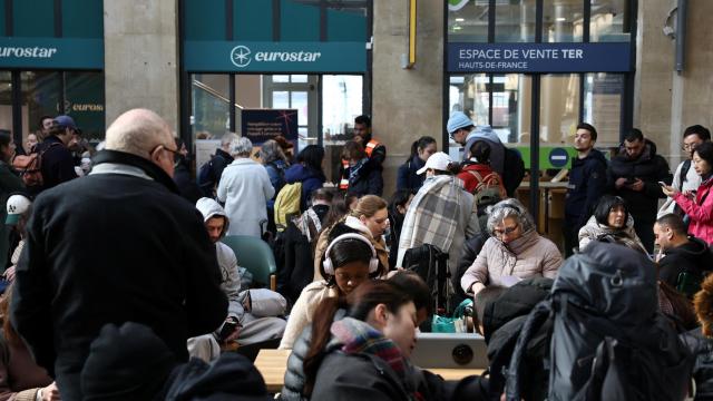 Pasajeros esperan en la Estación del Norte de París ante la suspensión del tráfico ferroviario.