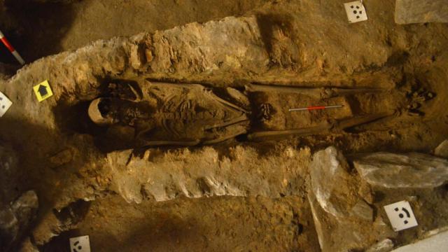 Una de las tumbas bajo el suelo de la Catedral de Santiago.