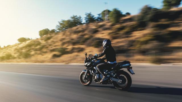 Un motociclista en una carretera