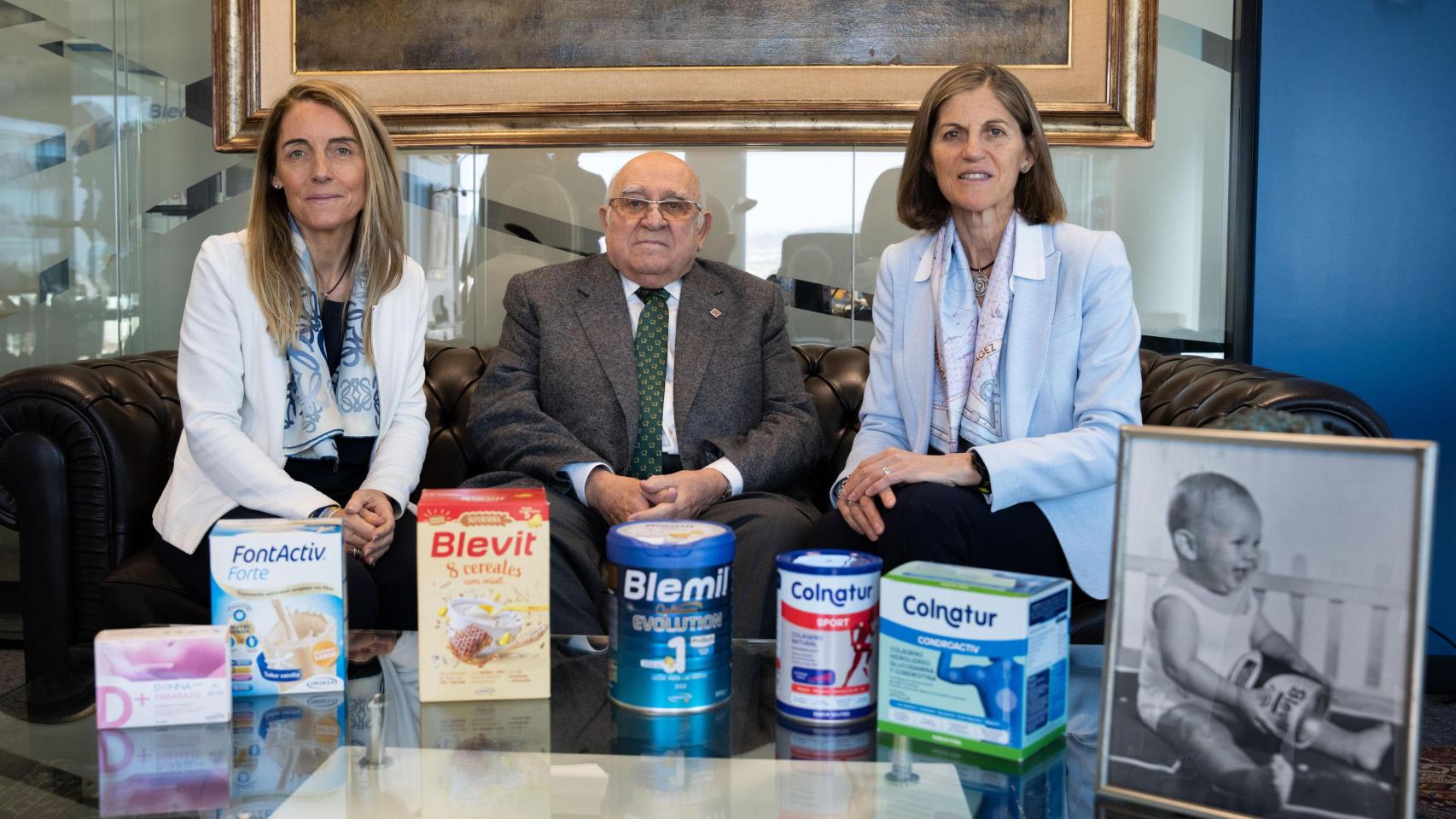 Josep Maria Ventura Ferrero, presidente de honor de los Laboratorios Ordesa, flanqueado por sus hijas Marta (i.) e Isolda (d.) Ventura Arasanz.