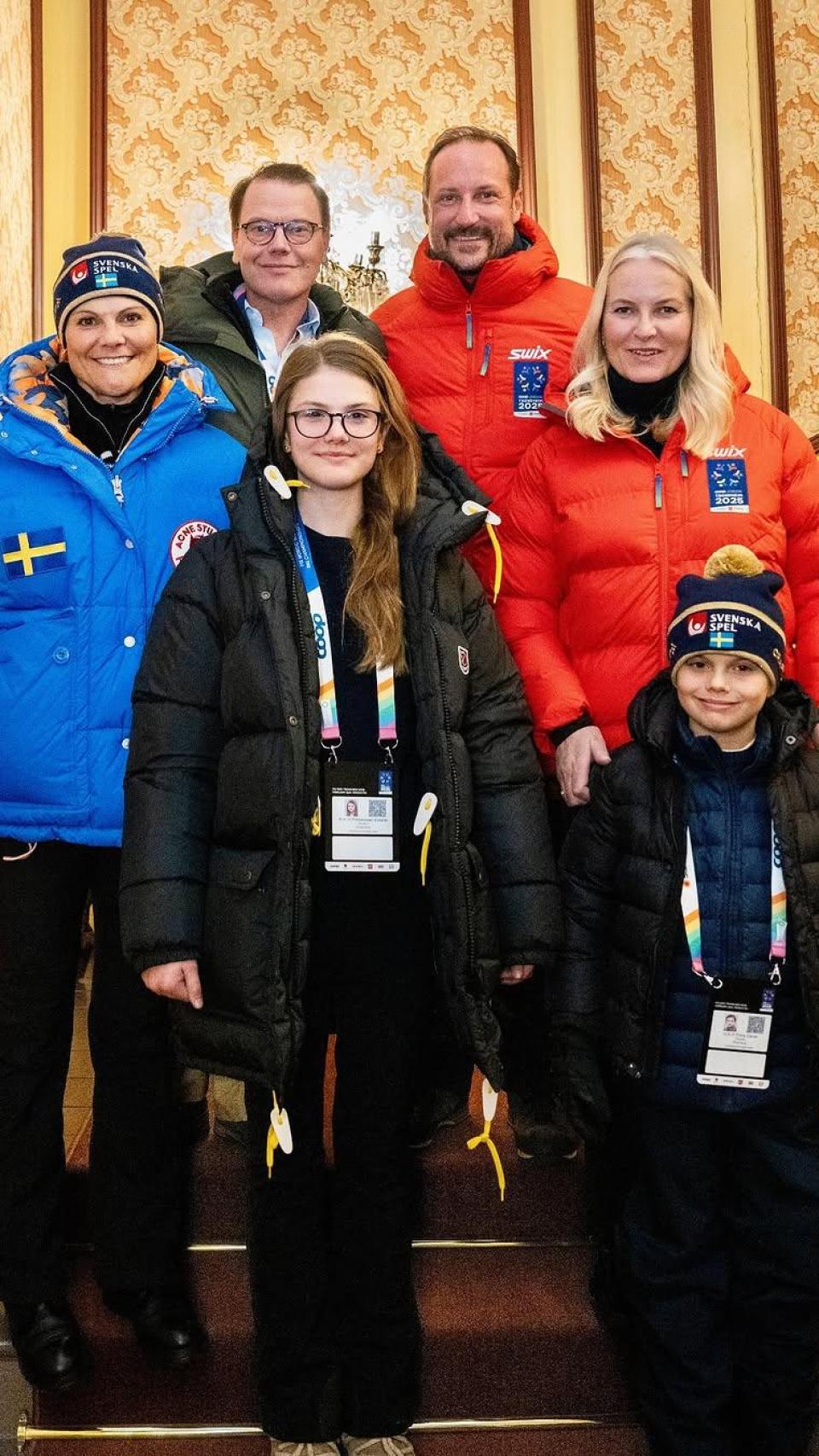 Mette Marit ha reaparecido en un torneo deportivo, sonriendo y relajado, junto con los príncipes Victoria y Daniel de Suecia y los dos hijos de estos.