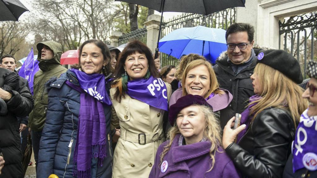 La ministra de Igualdad, Ana Redondo (c), junto a Reyes Maroto (i), Pilar Bernabé (2d) y Óscar López (d), al inicio de la manifestación con motivo del Día Internacional de la Mujer, este sábado en Madrid.