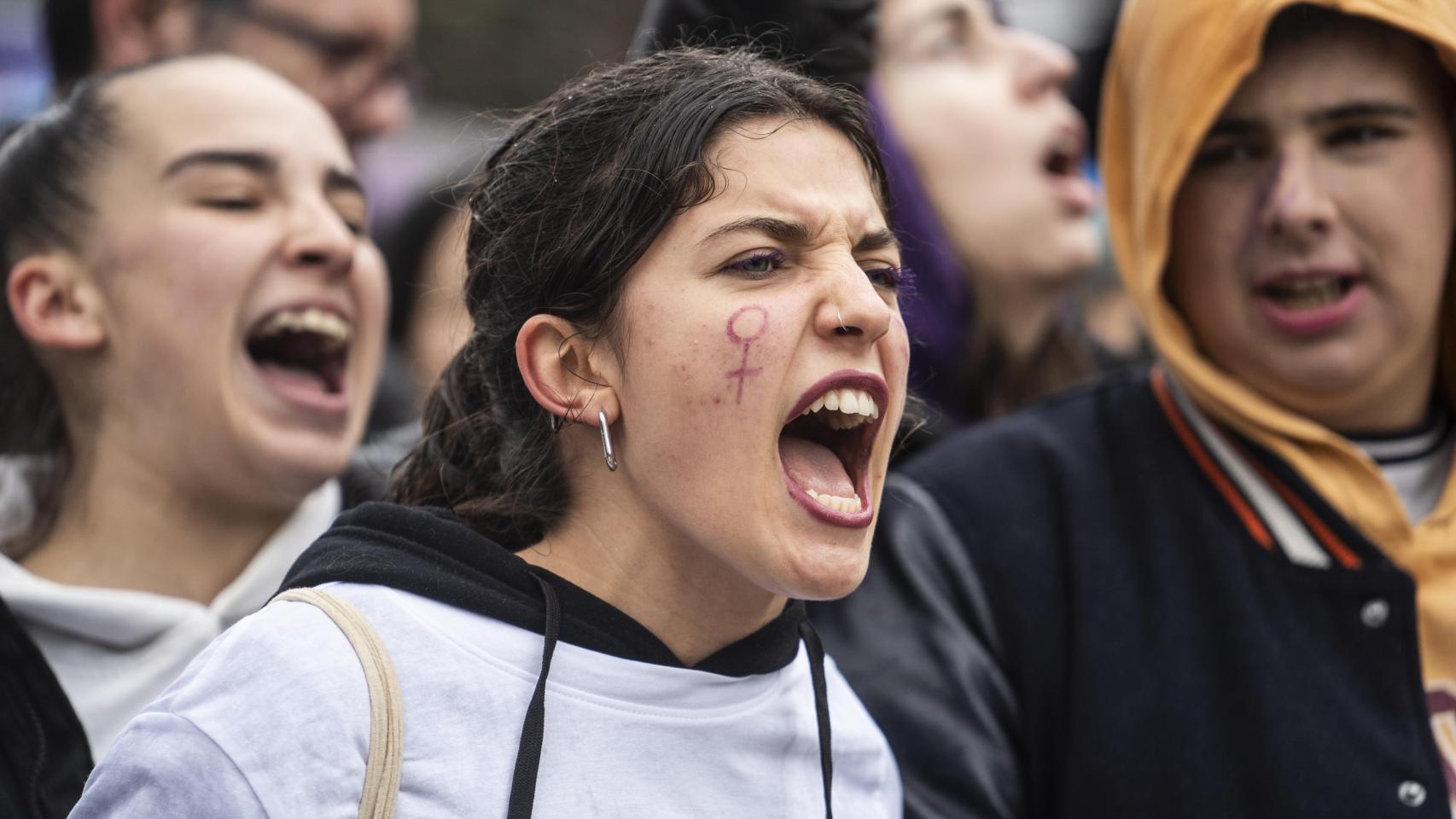 El feminismo madrileño inunda el centro de la ciudad a pesar de la lluvia: las mejores imágenes del 8M