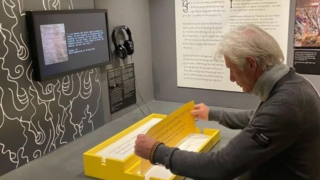 El actor estadounidense, durante su visita al Museo del Tíbet.