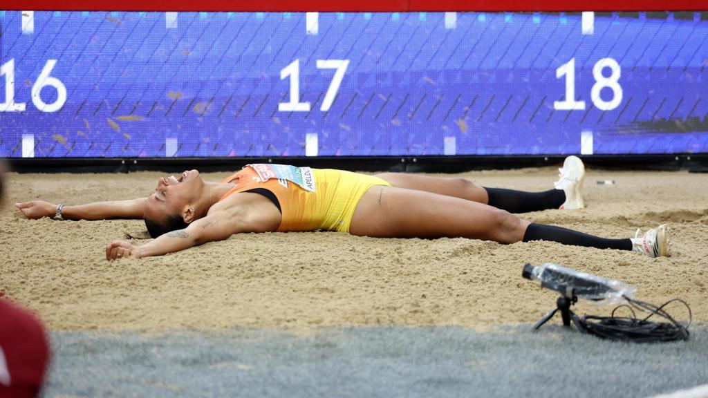 Ana Peleteiro celebra la victoria en el triple salto en el Europeo de atletismo.