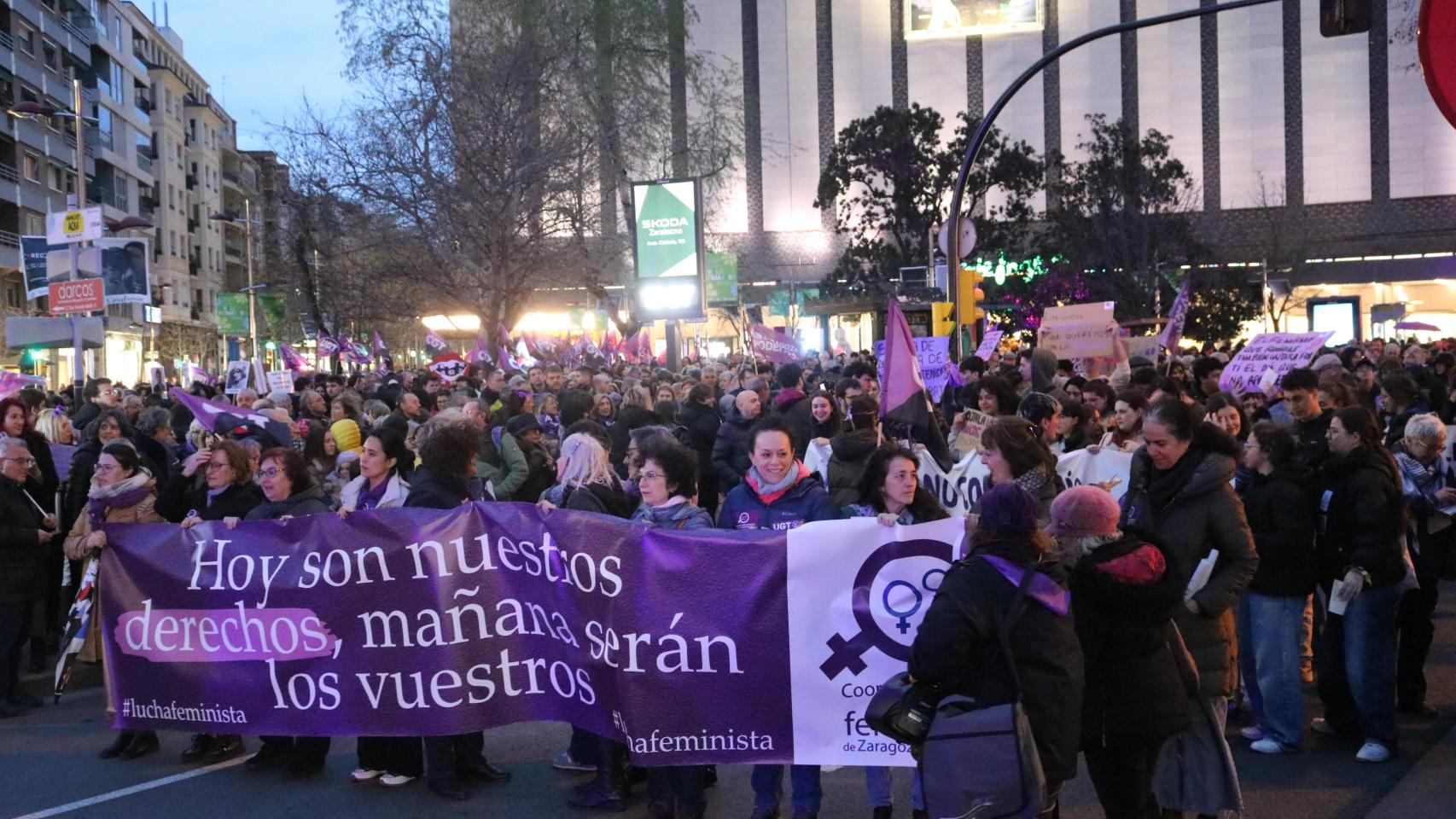 Una ola feminista tiñe de morado el centro de Zaragoza: “Quedan muchas cosas por las que luchar”