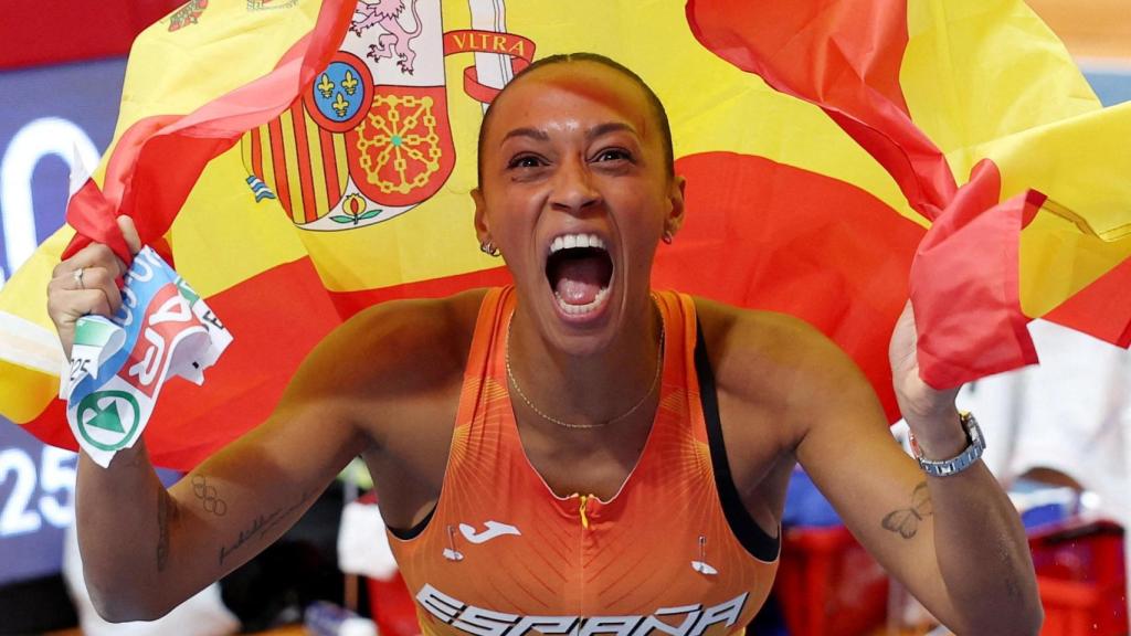 Ana Peleteiro celebra la victoria en el Europeo de atletismo.