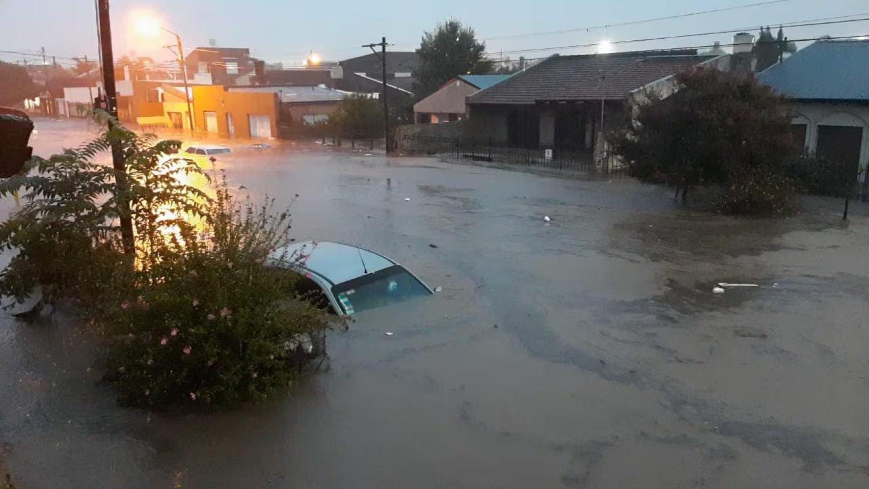 Al menos diez muertos por las inundaciones en la ciudad argentina de Bahía Blanca