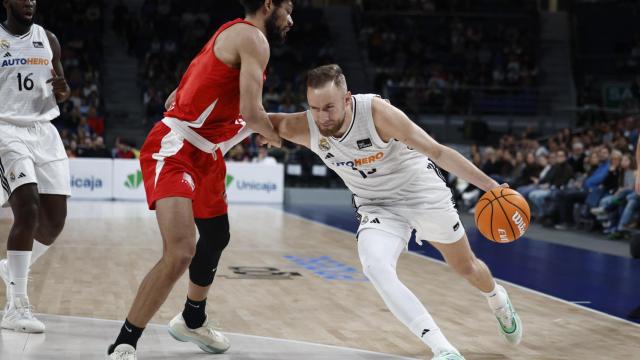 Dzanan Musa presionado por Kaiser Gates.