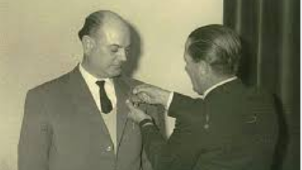 Francesco Scrimieri recibe una medalla