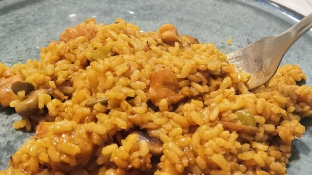 Uno de los platos de arroz con conejo y caracoles que prepara con el fuego del sarmiento Javier Molina.