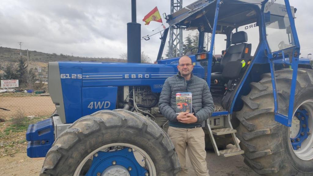 El autor Miguel Ángel Rubio Sánchez posa junto a un ejemplar de su libro