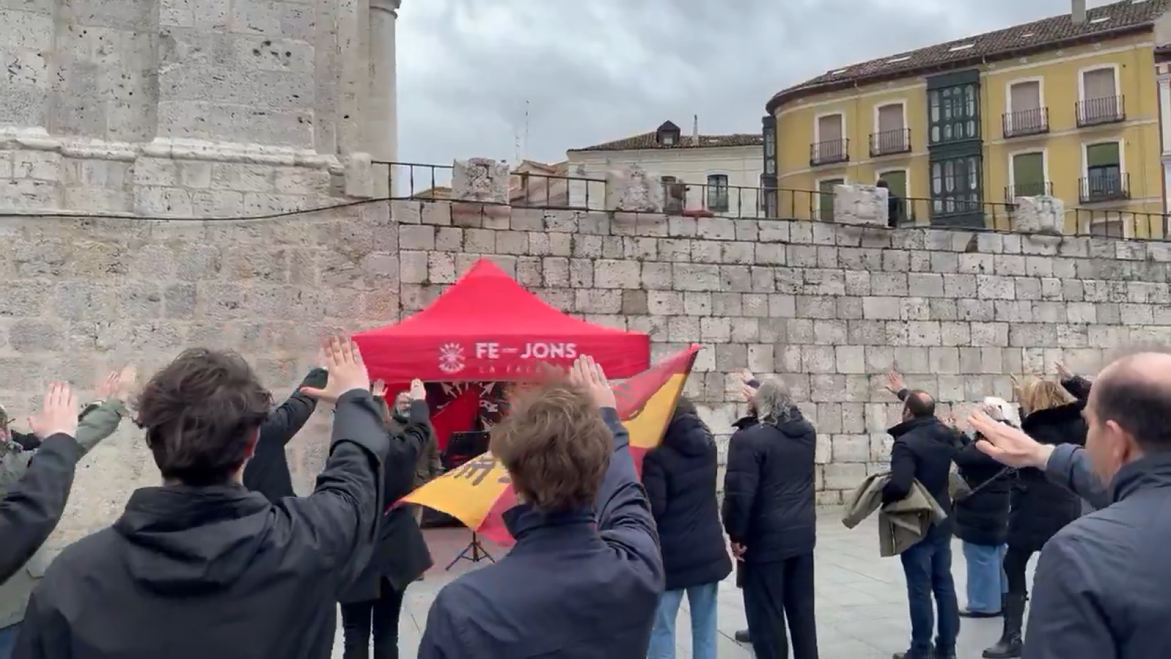 VÍDEO | Un grupo de jóvenes cantan el 'Cara al Sol' y realizan el saludo fascista en la zona de la Catedral de Valladolid