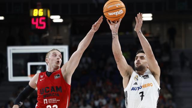 Campazzo lanza a canasta ante la presión de Lude Hakanson.