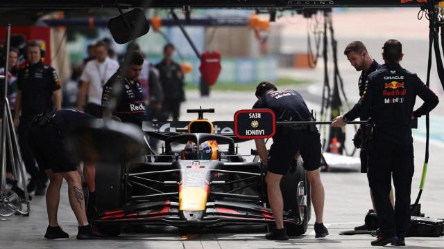 Verstappen, durante una parada en boxes.