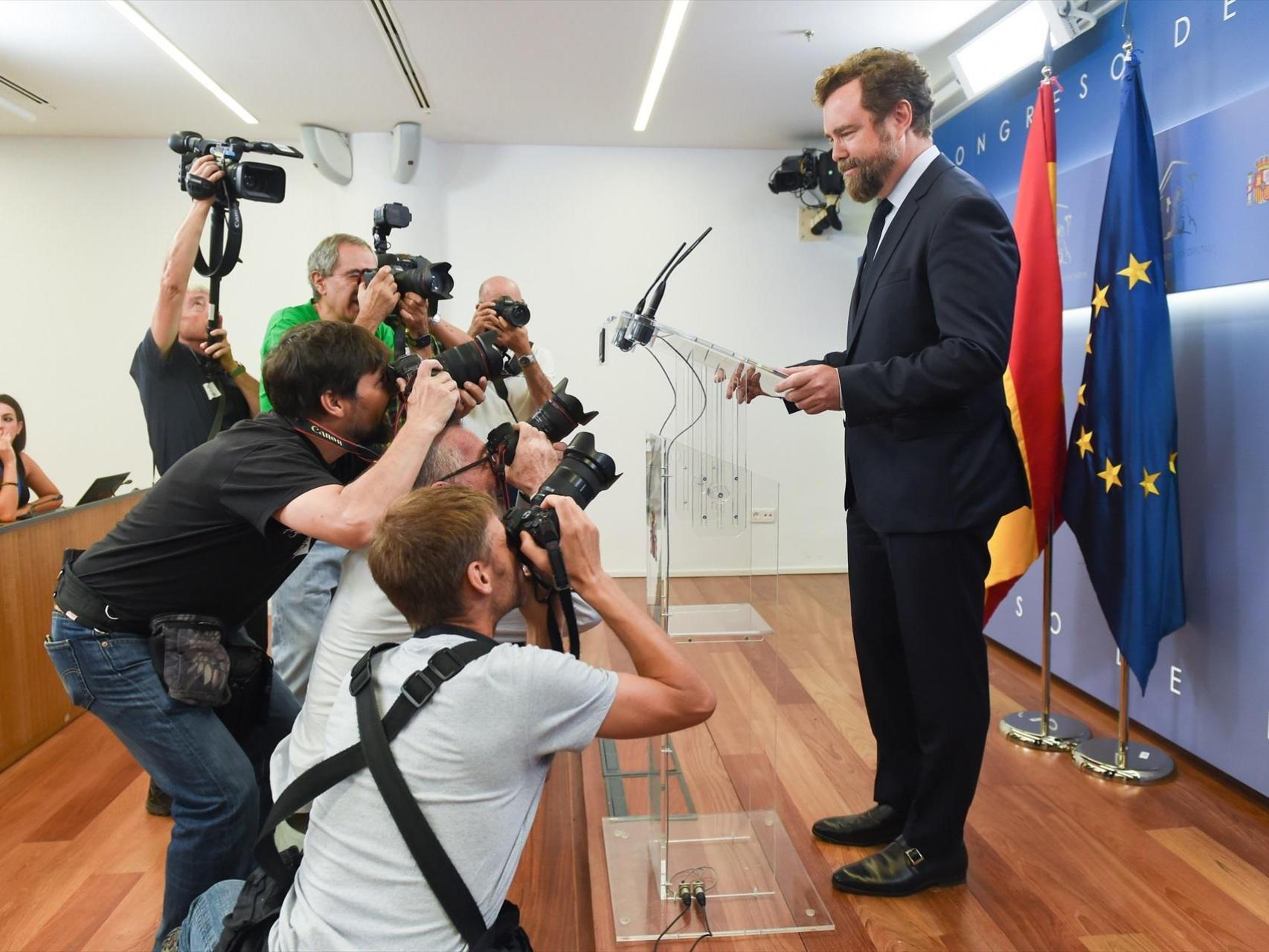 Espinosa de los Monteros y la guerra oculta en la derecha: el PP sueña con ficharlo mientras Vox intenta acabar con él