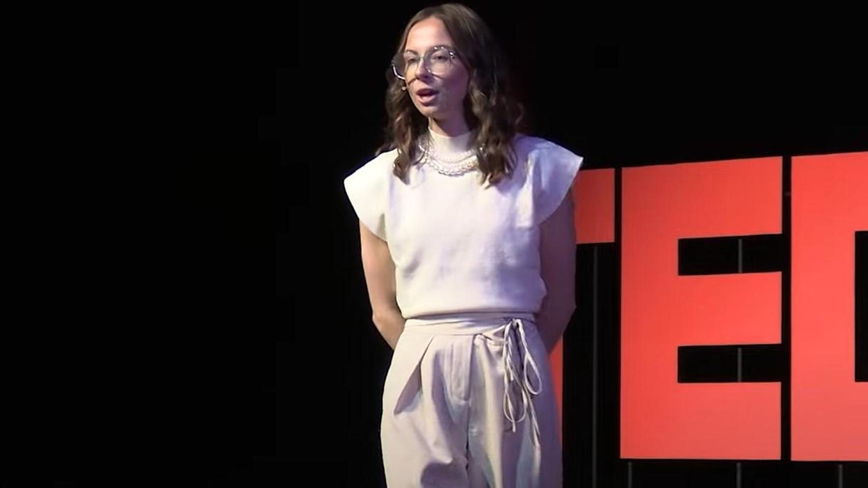Gabrielle Judge durante una conferencia TED.