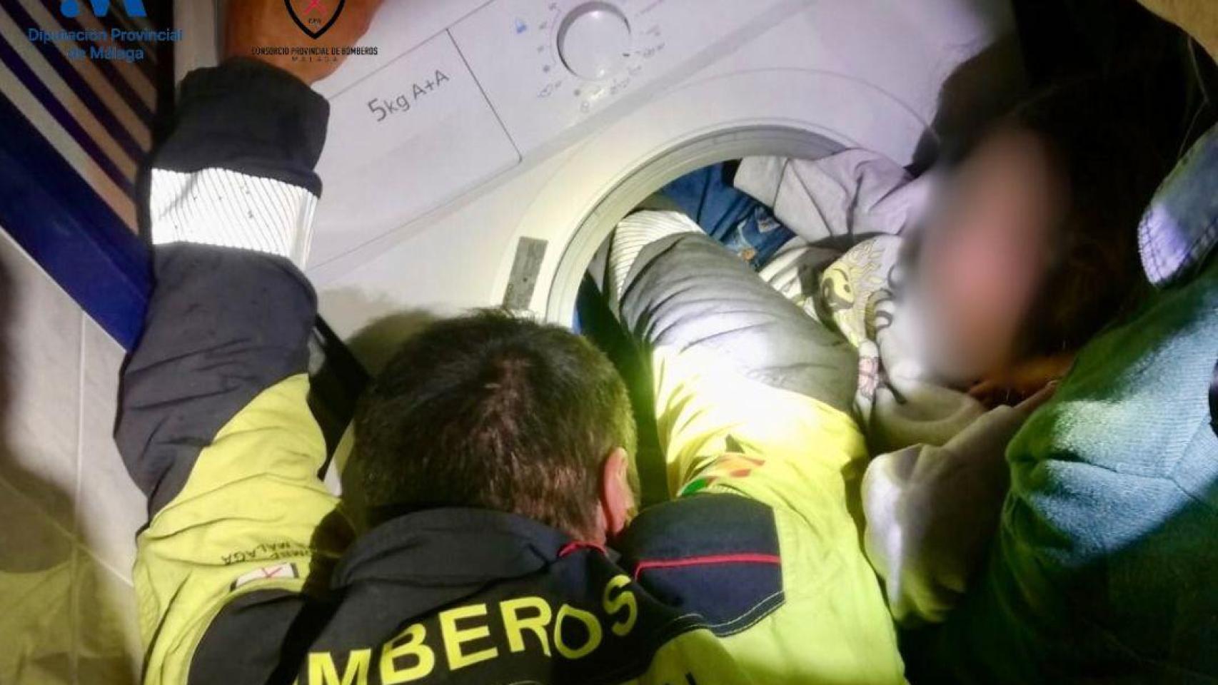 Una niña de 8 años se queda atrapada dentro de una lavadora en Torre del Mar (Málaga)