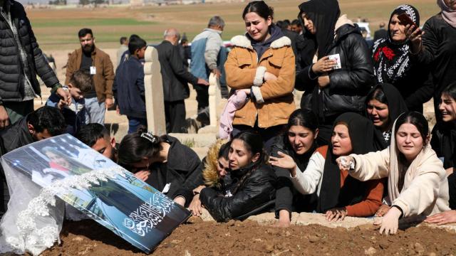 Varias mujeres se reúnen durante el funeral de Shinda Kisho, quien fue asesinado en Latakia.