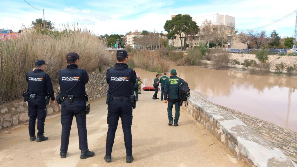 Los buzos de la GEA de la Guardia Civil buscan a una persona desaparecida en el río Segura.