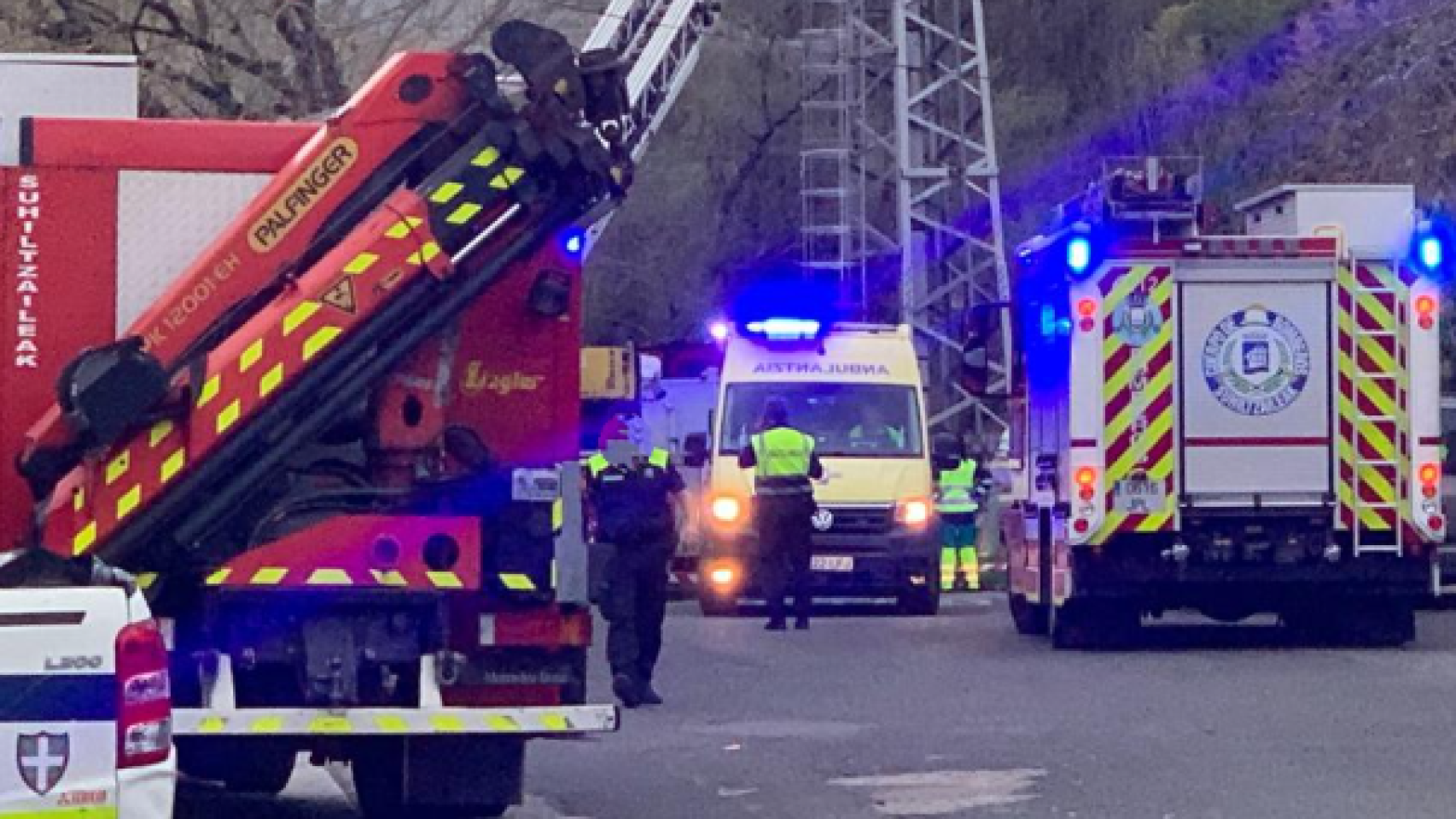 Los bomberos rescatan a dos jóvenes electrocutados tras subirse a una torre de alta tensión: uno de ellos, grave