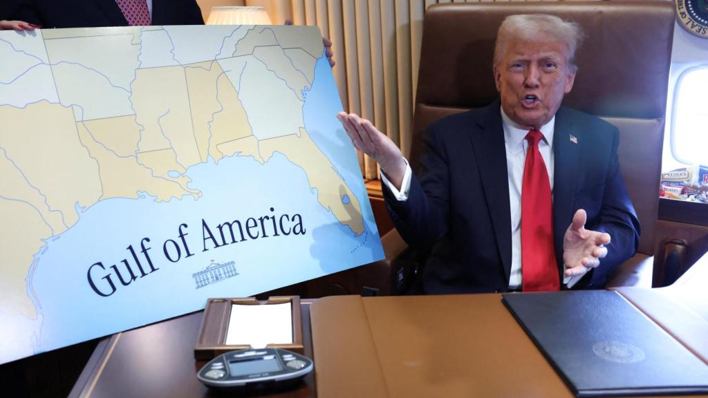 Trump, en el Air Force One, insistiendo en que hay que renombrar el Golfo de México como Golfo de América.
