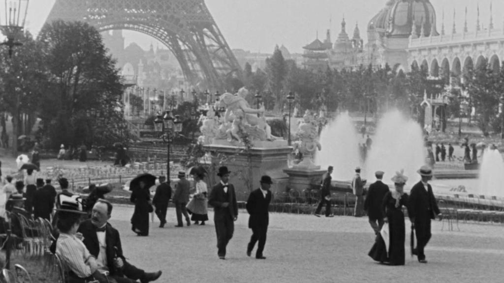 La gente disfrutando del día con la Torre Eiffel de fondo en una de las 'vistas Lumière'