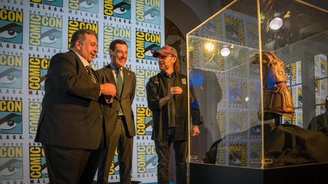 David Glanzer, Juanma Moreno y Santiago Segura ante el Guantelete del Infinito valorado en 25 millones de dólares. Foto: San Diego Comic-Con Málaga