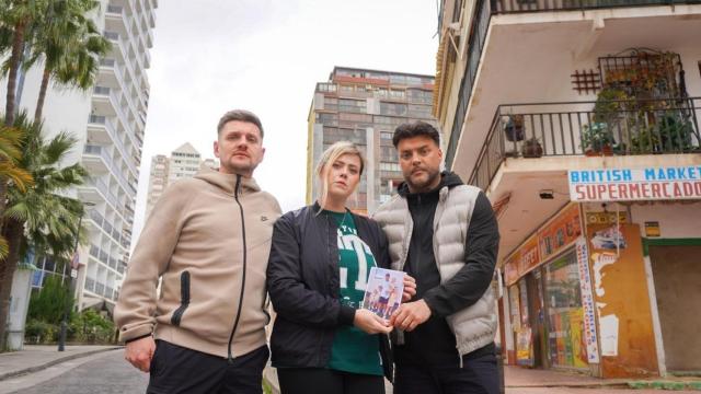 Ross Hughes (cuñado del fallecido), Alannah Osman (hermana) y Lee Evans (hermano) en Benidorm.