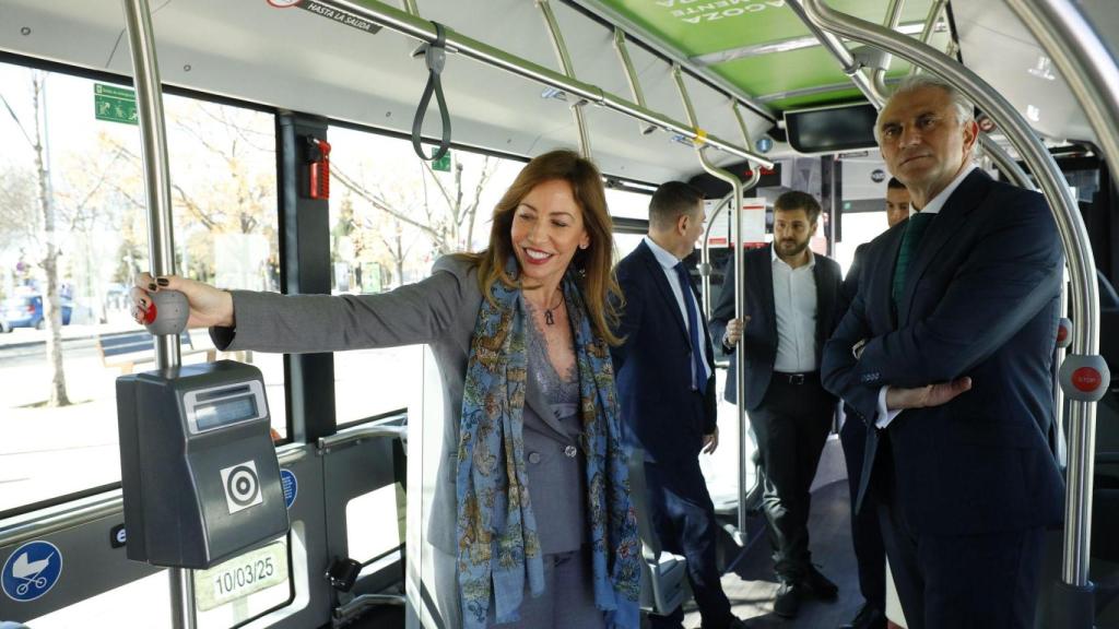 La alcaldesa de Zaragoza, Natalia Chueca, en el interior de uno de los nuevos autobuses eléctricos.