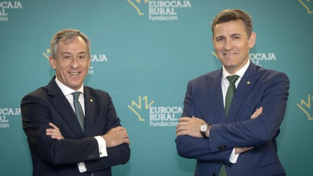 (I-D) El presidente de Eurocaja Rural, Javier López Martín, y el director general de Eurocaja Rural, Víctor Manuel Martín López, posan en una fotografía.