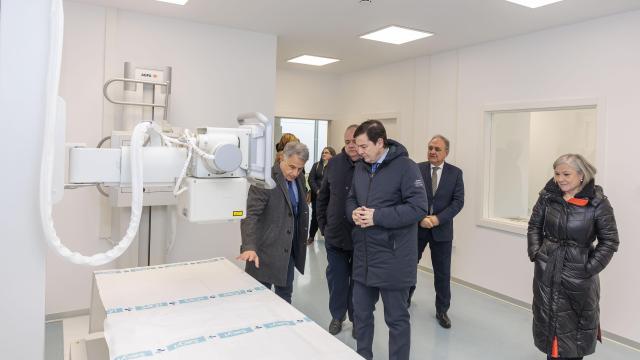 El presidente de la Junta, Alfonso Fernández Mañueco, visita el nuevo centro de salud de Aguilar de Campoo con la alcaldesa, María José Ortega