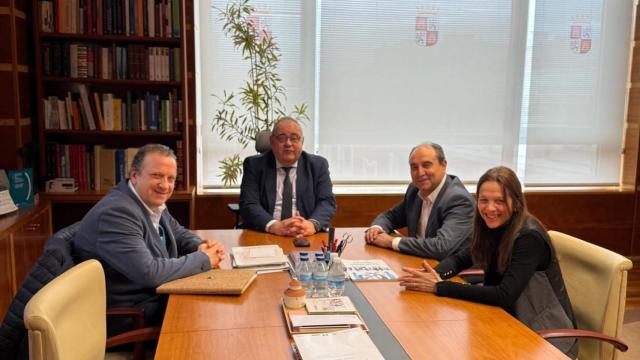 Reunión del sindicato de veterinarios de Castilla y León con el consejero de Sanidad, Alejandro Vázquez