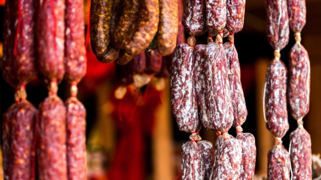 Embutidos en una feria de alimentos.