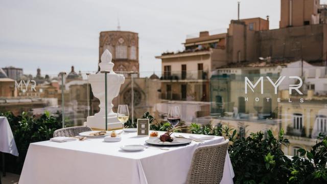 El restaurante de Valencia con vistas al centro histórico para vivir las Fallas: con un fantástico arroz meloso