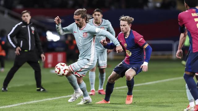 Griezmann conduce el balón ante la presión de Frenkie de Jong en el partido de Copa del Rey.