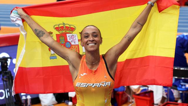 Ana Peleteiro celebra la victoria en el Europeo de atletismo.