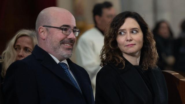 El delegado del Gobierno en la Comunidad de Madrid, Francisco Martín, y la presidenta de la Comunidad de Madrid, Isabel Díaz Ayuso.