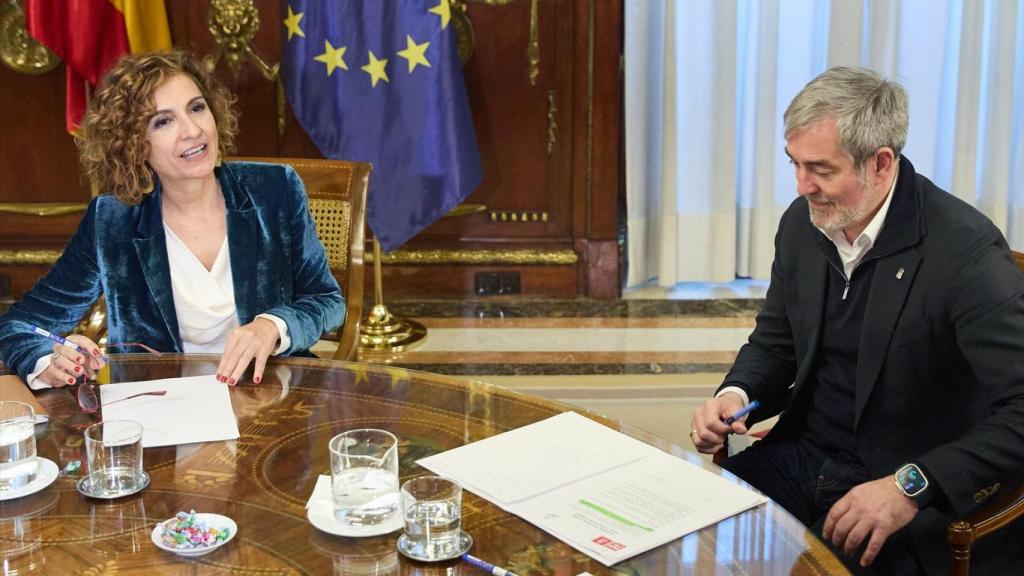 María Jesús Montero, vicepresidenta primera, y Fernando Clavijo, presidente de Canarias, reunidos este lunes, en Madrid.