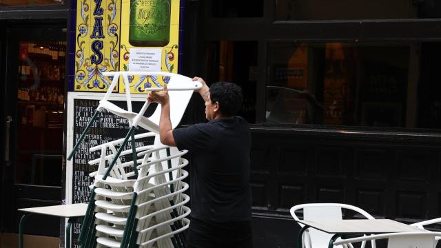 Un joven trabajando de camarero