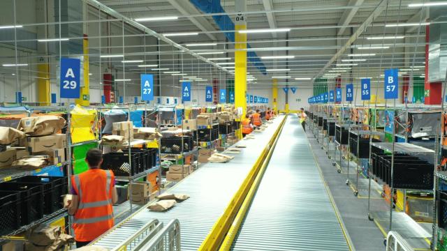 Imagen del interior del complejo de Amazon en Málaga.