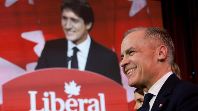 Mark Carney escucha a Justin Trudeau, en el congreso del Partido Liberal de Canadá, en Ottawa.