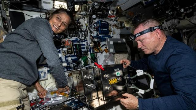 Los astronautas Suni Williams (izqda) y Butch Wilmore (dcha) en la ISS.