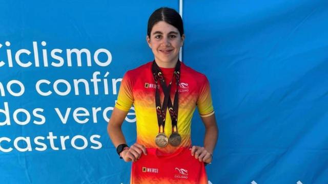 Alejandra Neira junto a sus dos medallas de oro.