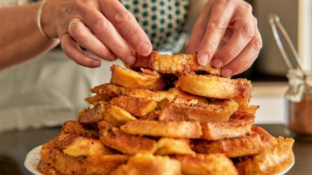 Una abuela gallega prepara torrijas