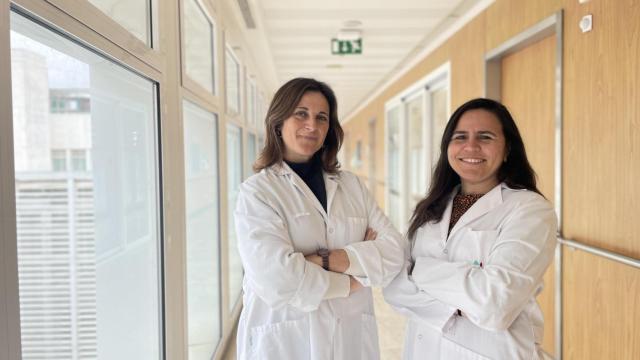 De izda. a dcha., las doctoras Pilar Sanjuán y Alba Ginés